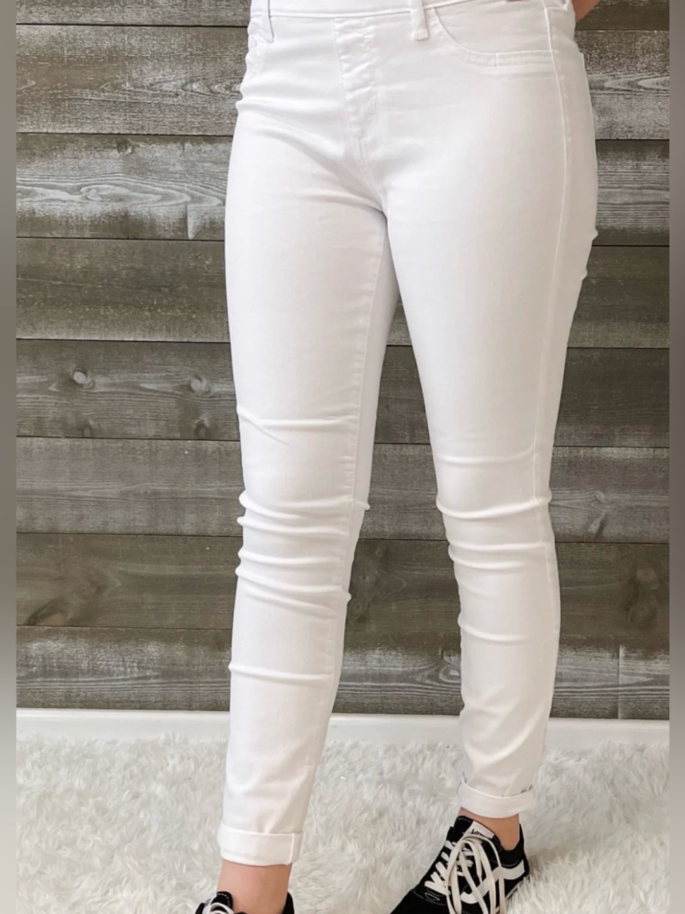 NWT - Discount Diva Pull On Skinny Jegging in Bright White-Size Medium